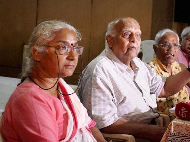 NBA leader Medha Patkar with Justice (Retd.) V D Gyani (second from left) and other members of the Independent People's Tribunal in Bhopal on Tuesday.(PTI)