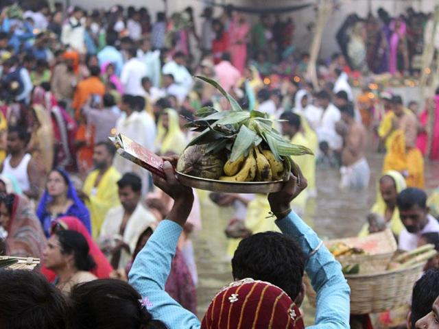 Thousands of devotees celebrate ‘Chhath Puja’, the biggest festival of Bihar,taking holy dip in the ponds and paying oblations to the setting sun at Sheetla mata mandir, in Gurgaon. (Parveen Kumar/HT Photo)