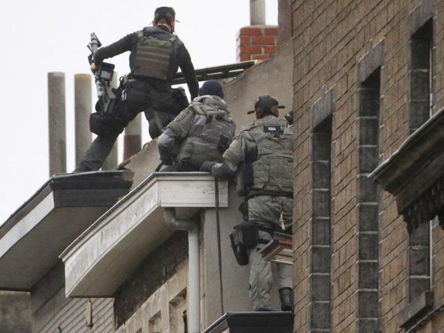 Belgian special forces police climb high on an apartment block during a raid, in search of suspected muslim fundamentalists linked to the deadly attacks in Paris, in the Brussels suburb of Molenbeek.(Reuters Photo)