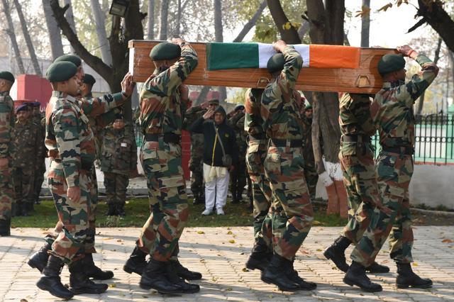 Army men carrying coffin of Colonel Santosh Mahadik during wreath laying ceremony. (Waseem Andrabi/HT )