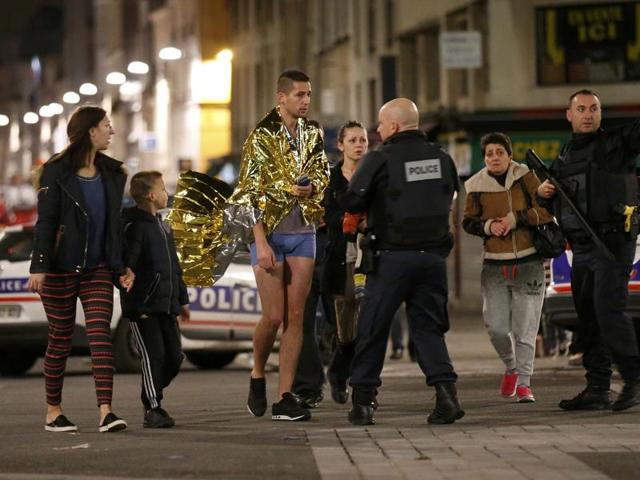 French police evacuate residents in Saint-Denis, France, near Paris, during an operation to catch fugitives from Friday night's deadly attacks in the French capital. (REUTERS Photo)