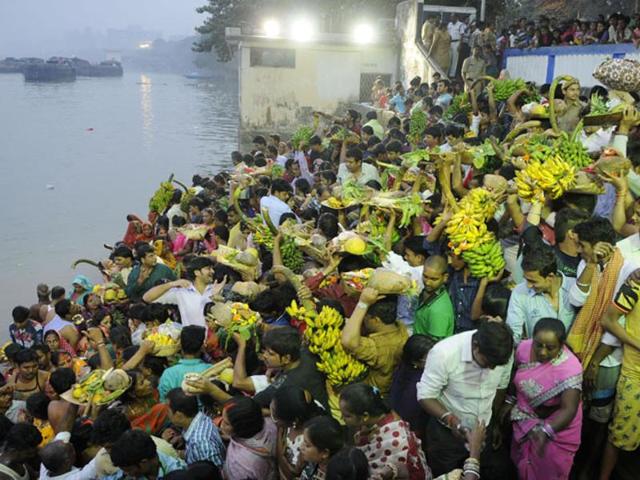 Devotees offering puja to Sun God during Chhat hPuja at Judgesghat in Kolkata India on Tuesday. (Subhendu Ghosh /HT Photo)
