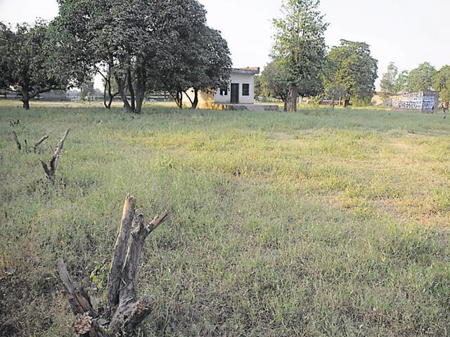 The commission is investigating the licenses issued in four villages — Sihi, Shikohpur (above), Sikanderpur, and Kherki Daula. A number of residential sectors 36A, 75, 75A, 76,77,78,79, 79A, 79B, 81,81A, 82, 83, 84 and 85 have come up on the land acquired from these villages.(HT File Photo) The commission is investigating the licenses issued in four villages — Sihi, Shikohpur (above), Sikanderpur, and Kherki Daula. A number of residential sectors 36A, 75, 75A, 76,77,78,79, 79A, 79B, 81,81A, 82, 83, 84 and 85 have come up on the land acquired from these villages.(HT File Photo)