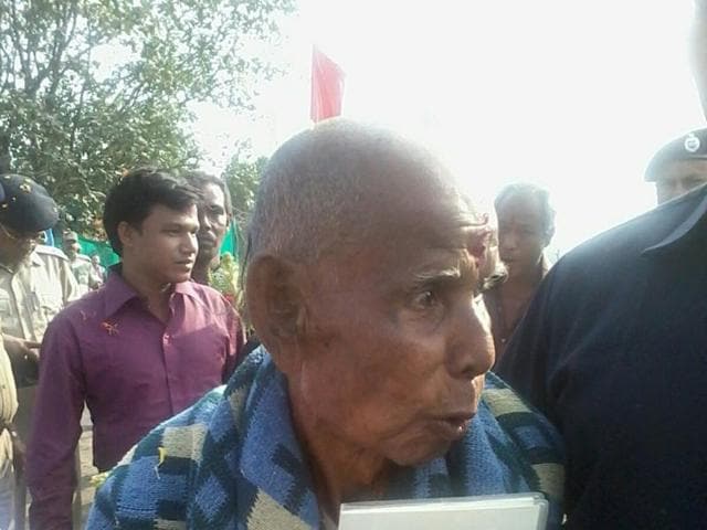 An elderly man enters India after living all his life in Bangladesh.(Joydeep Thakur/ HT photo) An elderly man enters India after living all his life in Bangladesh.(Joydeep Thakur/ HT photo)