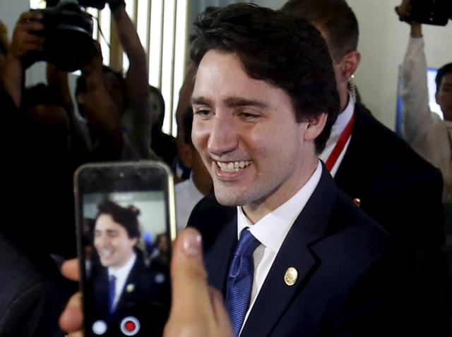 Canadian Prime Minister Justin Trudeau smiles at fans after speaking at a news conference at the end of the 21-member Asia-Pacific Economic Cooperation (APEC) summit in Manila (REUTERS) Canadian Prime Minister Justin Trudeau smiles at fans after speaking at a news conference at the end of the 21-member Asia-Pacific Economic Cooperation (APEC) summit in Manila (REUTERS)