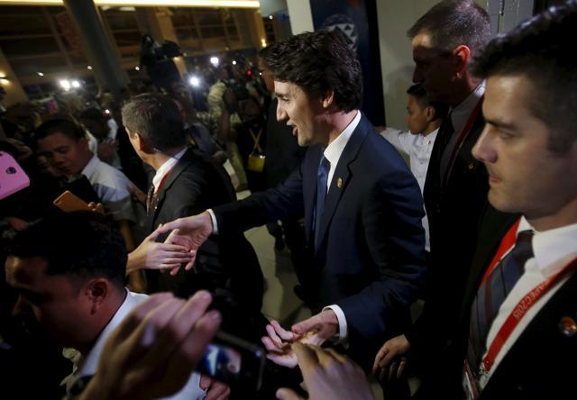 Canadian Prime Minister Justin Trudeau (C) shakes hands with fans after speaking at a news conference at the end of the 21-member Asia-Pacific Economic Cooperation (APEC) summit in Manila. (REUTERS) Canadian Prime Minister Justin Trudeau (C) shakes hands with fans after speaking at a news conference at the end of the 21-member Asia-Pacific Economic Cooperation (APEC) summit in Manila. (REUTERS)
