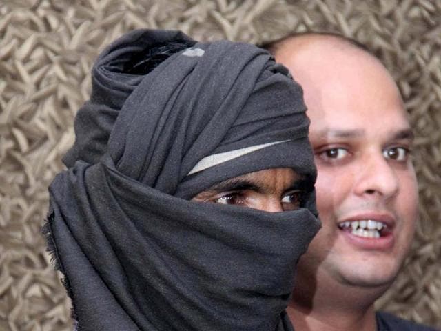 Dacoit Pan Singh Baghel ( face covered) in police custody. Dacoit Pan Singh Baghel ( face covered) in police custody.