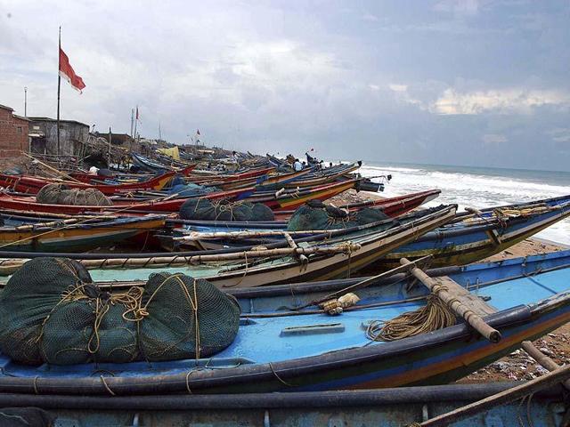 At least 16 Indian fishermen have been detained by the Sri Lankan Navy personnel for allegedly poaching into their territorial waters.(HT File Photo)