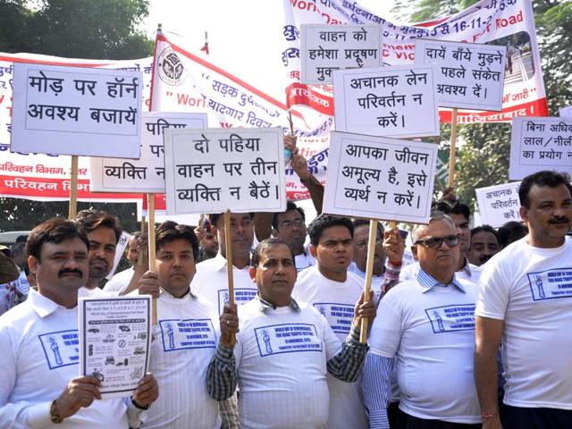 The officials of Ghaziabad traffic police and transport department carried out a rally remembering road accident victims.(Sakib Ali/ HT Photo) The officials of Ghaziabad traffic police and transport department carried out a rally remembering road accident victims.(Sakib Ali/ HT Photo)