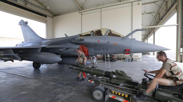 French soldiers prepare a Rafale fighter jet at a military base at an undisclosed location in the Gulf. (AFP Photo) French soldiers prepare a Rafale fighter jet at a military base at an undisclosed location in the Gulf. (AFP Photo)