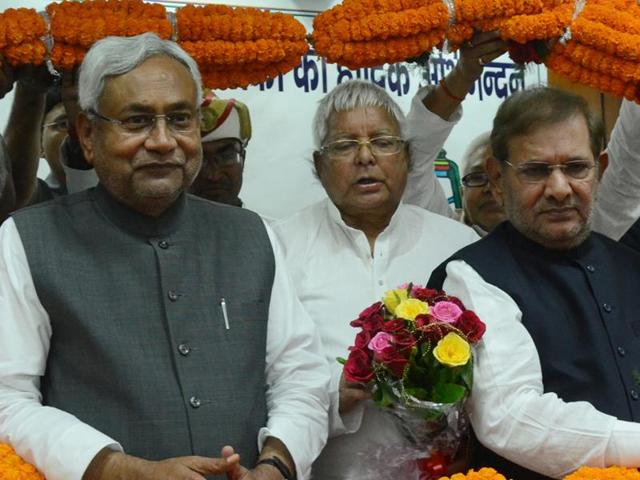 Sources in the grand alliance -- the pre-poll coalition of JD-U, RJD and Congress – said despite toying with the idea of appointing a deputy chief minister, Nitish Kumar could postpone the move in the absence of consensus among the three parties. (Santosh Kumar/HT Photo) Sources in the grand alliance -- the pre-poll coalition of JD-U, RJD and Congress – said despite toying with the idea of appointing a deputy chief minister, Nitish Kumar could postpone the move in the absence of consensus among the three parties. (Santosh Kumar/HT Photo)