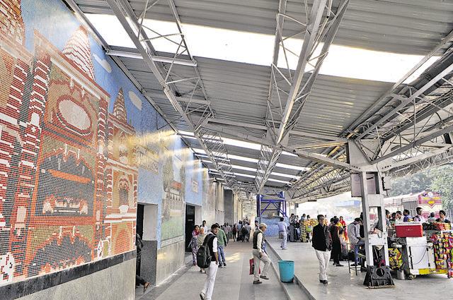 To further beautify the station, landscaping has been done near the entrance. The walls of the platform, which earlier sported paan stains and peeling paint, are now adorned with murals made of colourful tiles. (Abhinav Saha/HT Photo) To further beautify the station, landscaping has been done near the entrance. The walls of the platform, which earlier sported paan stains and peeling paint, are now adorned with murals made of colourful tiles. (Abhinav Saha/HT Photo)
