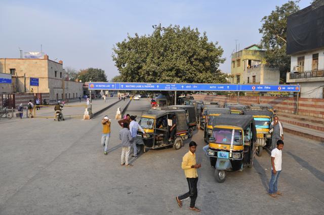 To resolve the issue of snarls around the station’s entry/exit gate, dedicated lanes have been provided with proper signage for both three and four-wheeler vehicles. (Abhinav Saha/HT Photo) To resolve the issue of snarls around the station’s entry/exit gate, dedicated lanes have been provided with proper signage for both three and four-wheeler vehicles. (Abhinav Saha/HT Photo)
