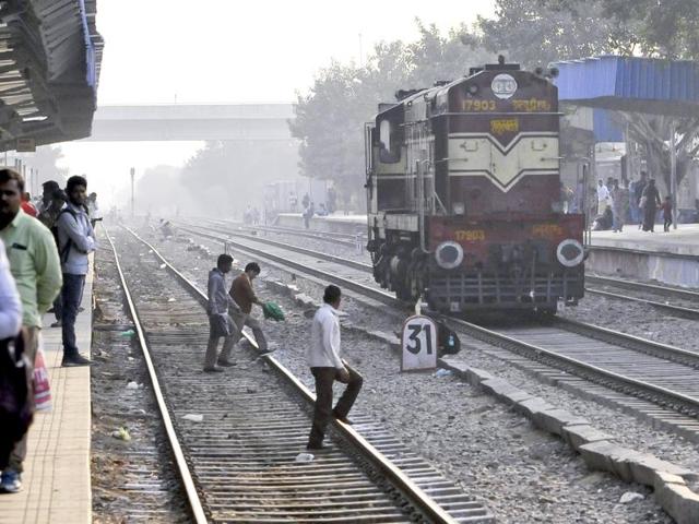 Workers install false ceiling in the waiting room as part of the renovation of Gurgaon railway station.(Abhinav Saha/HT Photo) Workers install false ceiling in the waiting room as part of the renovation of Gurgaon railway station.(Abhinav Saha/HT Photo)
