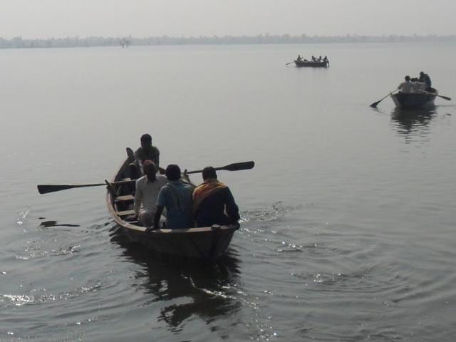 Residents of Harda district are forced to travel by unsafe ‘dongas’ for the lack of a better option for transportation.(HT photo)