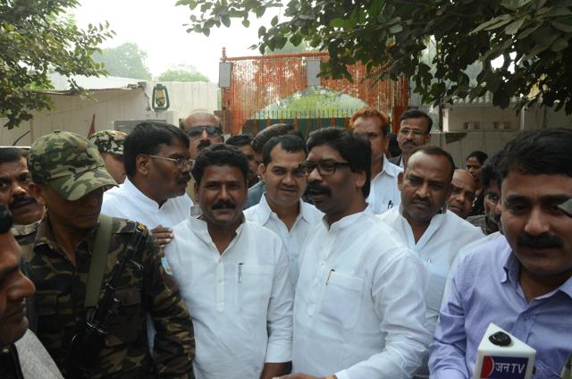 Former Jharkhand chief minister Hemant Soren outside Lalu Prasad’s residence on Friday. (Santosh Kumar/HT Photo)