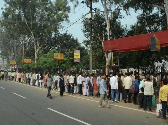 People line up outside Gandhi Maidan for the sewearing-in event. (Santosh Kumar/HT Photo)