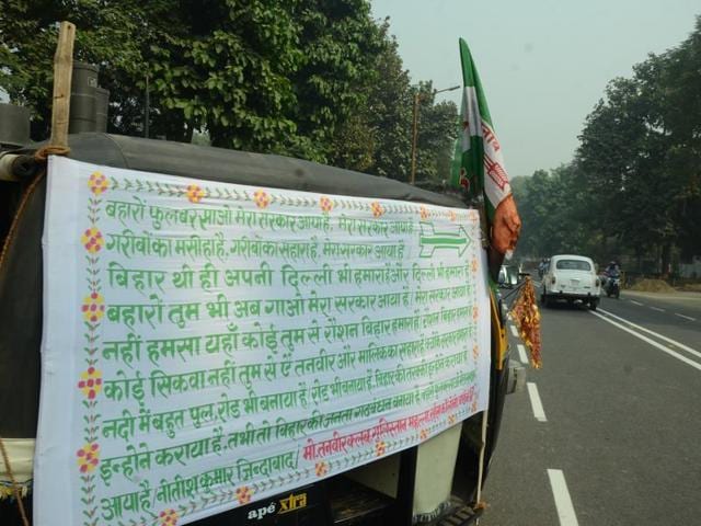 A parody of a popular Bollywood song prepared by an autorickshaw driver to welcome CM Nitish Kumar. (Santosh Kumar/HT Photo)