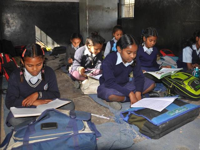 Poor infrastructure in the classrooms of Government Primary School, Railway Colony, Chandigarh.(Karun Sharma/HT) Poor infrastructure in the classrooms of Government Primary School, Railway Colony, Chandigarh.(Karun Sharma/HT)