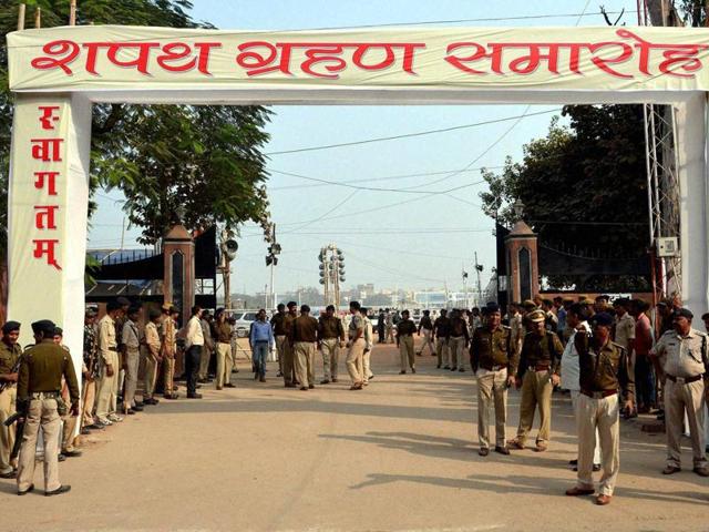 Police personnel deployed at Gandhi Maidan in Patna to oversee security arrangements during the swearing-in ceremony of the Nitish Kumar government. (PTI)