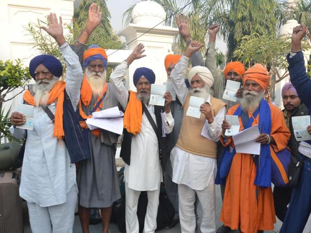 Members of the Sikh jatha leaving for Pakistan to celebrate Guru Nanak’s birth anniversary at the SGPC office in the Golden Temple Complex in Amritsar on Friday.(Sameer Sehgal/HT Photo) Members of the Sikh jatha leaving for Pakistan to celebrate Guru Nanak’s birth anniversary at the SGPC office in the Golden Temple Complex in Amritsar on Friday.(Sameer Sehgal/HT Photo)