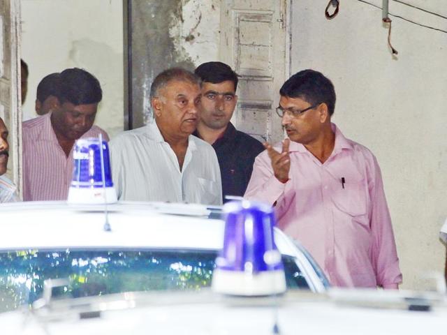 Peter Mukherjee arrested by CBI for Sheena Bora murder case and taken from CBI office to Killa court in Mumbai.(Anshuman Pyrekar/HT Photo) Peter Mukherjee arrested by CBI for Sheena Bora murder case and taken from CBI office to Killa court in Mumbai.(Anshuman Pyrekar/HT Photo)
