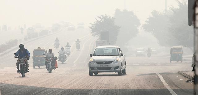 Thick smog blanketed the national capital on Tuesday and visibility was down to about 200 metres. (HT Photo) Thick smog blanketed the national capital on Tuesday and visibility was down to about 200 metres. (HT Photo)