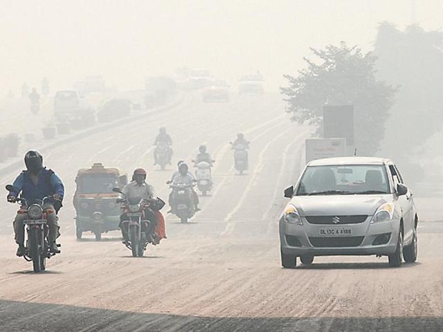 Smog from vehicular pollution and stubble-burning made commuting difficult and left those with respiratory ailments gasping for breath in Delhi on Thursday. It is likely to linger for a while. (Raj K Raj/HT Photo) Smog from vehicular pollution and stubble-burning made commuting difficult and left those with respiratory ailments gasping for breath in Delhi on Thursday. It is likely to linger for a while. (Raj K Raj/HT Photo)