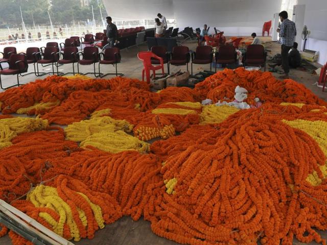 Garlands and flowers are being used to decorate the venue of the oath-taking ceremony at Gandhi Maidan in Patna. (AP Dubey/HT Photo)