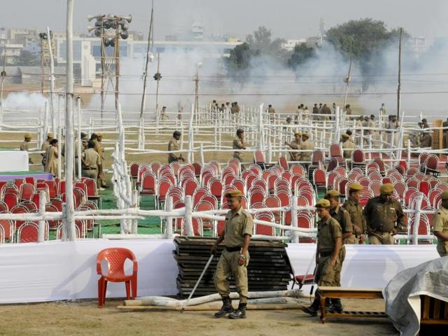 Police personnel take stock of security arrangements at Gandhi Maidan. (AP Dubey/HT Photo)