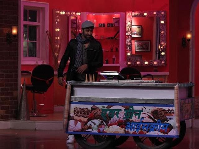 Ranbir apes Dev Anand on the sets of Comedy Nights with Kapil. (COLORS) 