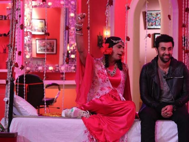 “Hamare yahan jab ladka paida hota hai to kehte hai… mubarak ho romantic ladka paida hua hai!” Ranbir said when asked about one quality that runs in his genes. (COLORS) 