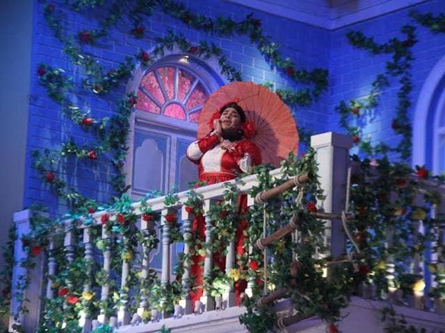 Kiku Sharda as Palak is excited to see Ranbir Kapoor on the sets of Comedy Nights with Kapil. (COLORS) 