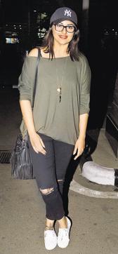 New York Yankees baseball cap is quite a celeb favourite and we like how Sona styles it casual-perfect.