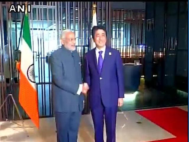 The Indian Tricolour was put upside down as Modi and Abe met for a phot op before talks at the ASEAN-India Summit in Kuala Lumpur.(ANI)