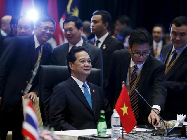 Vietnam's Prime Minister Nguyen Tan Dung talks with government officials during the Plenary session at the ASEAN Summit. (REUTERS)