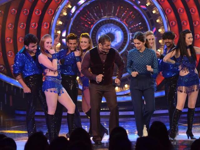 Deepika Padukone shakes a leg with Salman Khan on the Bigg Boss 9 stage on Matargashti, a song from her upcoming film Tamasha. (COLORS)