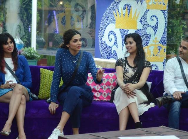 Deepika Padukone in a chat with the Kishwar, Digangana and Aman inside the Bigg Boss 9 house. (COLORS)