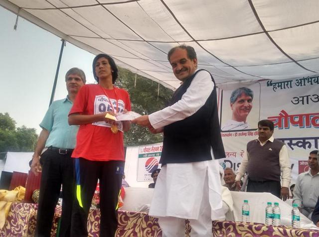 Union rural development minister Birender Singh giving away a prize to a winner of ‘Chaupal marathon’ held at Baiyanpur village in Sonepat on Sunday.(HT PHOTO) Union rural development minister Birender Singh giving away a prize to a winner of ‘Chaupal marathon’ held at Baiyanpur village in Sonepat on Sunday.(HT PHOTO)