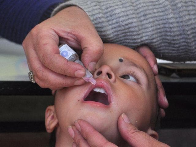 A medical staff administers polio drops at polio eradication campaign in Shimla. (Santosh Rawat/HT Photo) A medical staff administers polio drops at polio eradication campaign in Shimla. (Santosh Rawat/HT Photo)