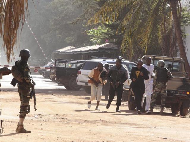 Malian security officials show a jihadist flag they said belonged to attackers in front of the Radisson hotel in Bamako, Mali. (REUTERS Photo) Malian security officials show a jihadist flag they said belonged to attackers in front of the Radisson hotel in Bamako, Mali. (REUTERS Photo)