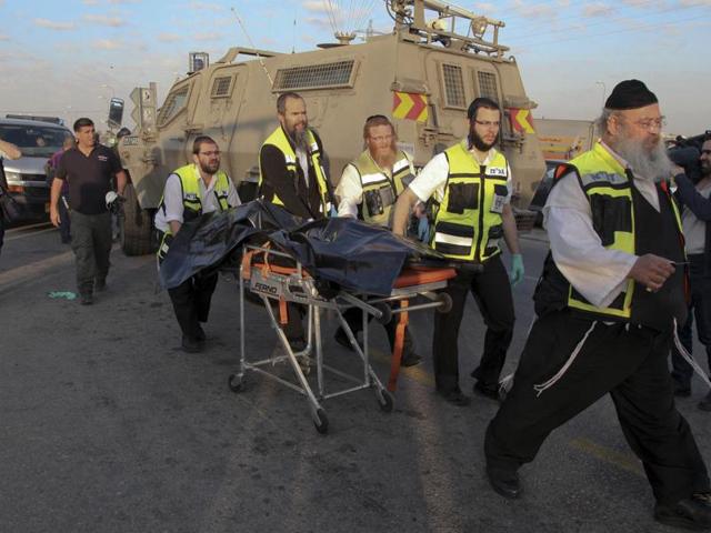 Israeli police stand next to the body of an alleged Palestinian attacker near Kfar Adumim settlement in the West Bank, Sunday, Nov 22, 2015.(AP) Israeli police stand next to the body of an alleged Palestinian attacker near Kfar Adumim settlement in the West Bank, Sunday, Nov 22, 2015.(AP)