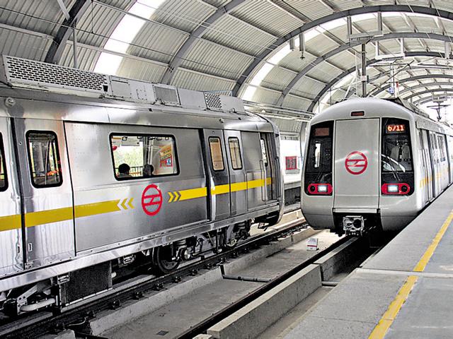 Woman commits suicide by jumping in front of Delhi Metro | Latest News  Delhi - Hindustan Times