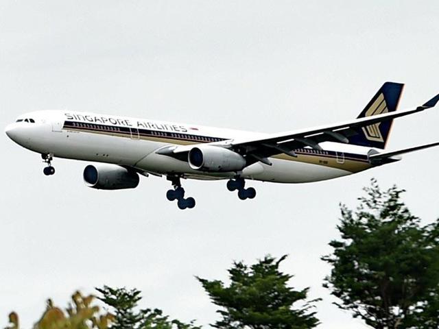 A Singapore Airlines (SIA) flight from San Francisco via Hong Kong received a bomb threat but arrived without incident in Singapore on Sunday, police said.