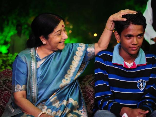 External Affairs minister Sushma Swaraj meeting with Mohammad Ramzan in Bhopal on Sunday. (Mujeeb Faruqui/ HT photo) External Affairs minister Sushma Swaraj meeting with Mohammad Ramzan in Bhopal on Sunday. (Mujeeb Faruqui/ HT photo)