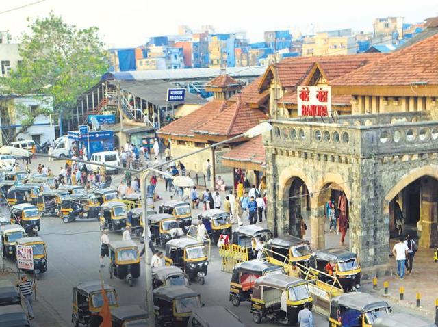 Bandra is regarded as the queen of the suburbs, but its station does not match the description. Built during the British era, this station is one of the busiest on Western Railway(Satish Bate/HT photos)