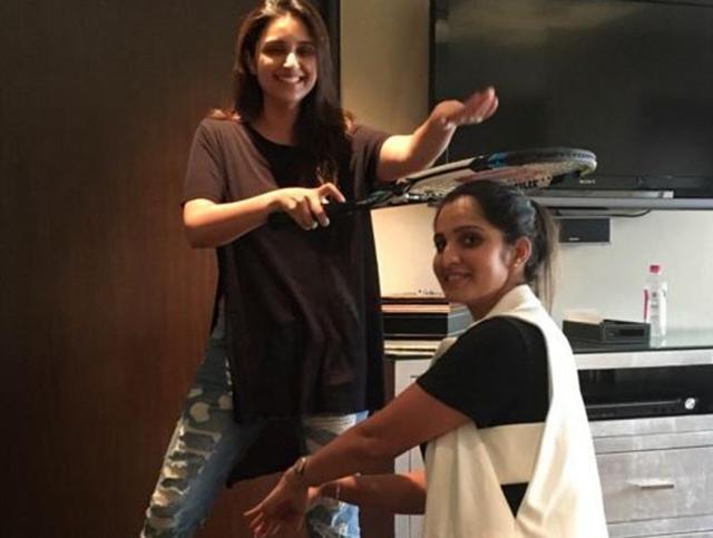 Parineeti Chopra showed off her fun side recently when a she posed for cool picture with tennis player Sania Mirza. (Twitter)