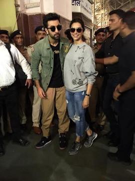 Ranbir and Deepika arrive at Mumbai railway station. (Yogen Shah) Ranbir and Deepika arrive at Mumbai railway station. (Yogen Shah)