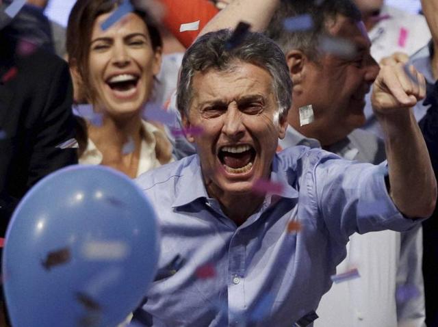 Opposition presidential candidate Mauricio Macri and his wife Juliana Awada, back left, celebrate after winning a runoff presidential election in Buenos Aires, Argentina.(AP photo) Opposition presidential candidate Mauricio Macri and his wife Juliana Awada, back left, celebrate after winning a runoff presidential election in Buenos Aires, Argentina.(AP photo)