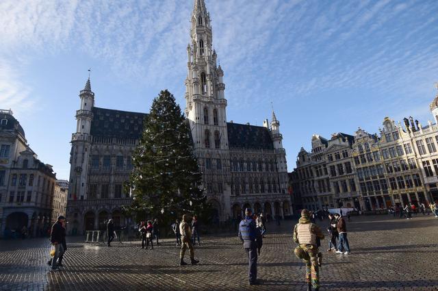 Soldiers and police patrol on Brussels' Grand Place as the Belgian capital remains on the highest possible alert level on November 23, 2015. Brussels began a third consecutive day in lockdown under a maximum terror alert after Belgian police staged a series of raids but failed to find a key Paris attacks suspect. (AFP) Soldiers and police patrol on Brussels' Grand Place as the Belgian capital remains on the highest possible alert level on November 23, 2015. Brussels began a third consecutive day in lockdown under a maximum terror alert after Belgian police staged a series of raids but failed to find a key Paris attacks suspect. (AFP)